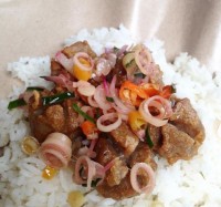 Nasi Bakso Goreng Sambal Matah, lengkap dengan kuah bakso dan sayuran Bakso 2 Nyonya